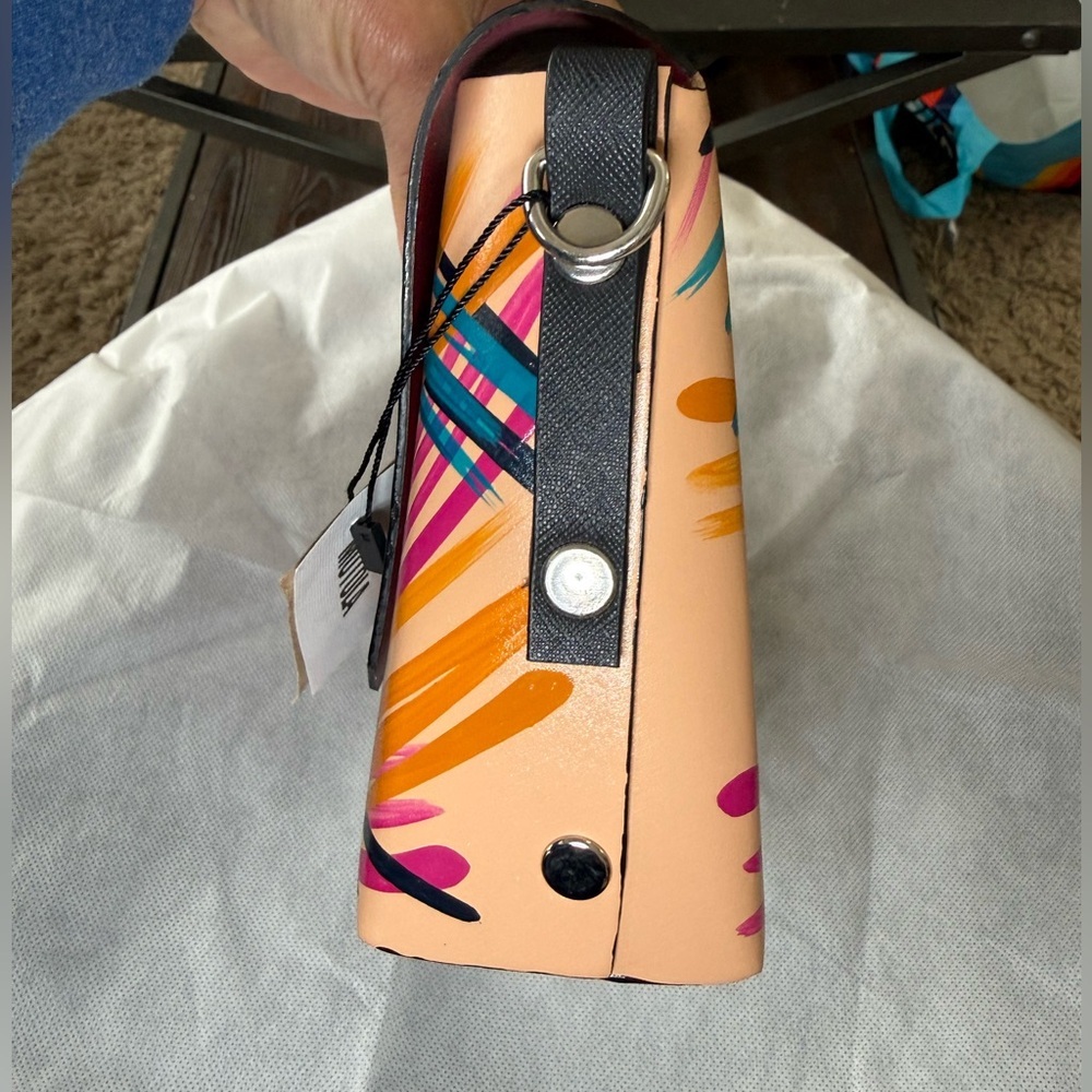 Hand painted crossbody
Recycled leather - Picture 6 of 9